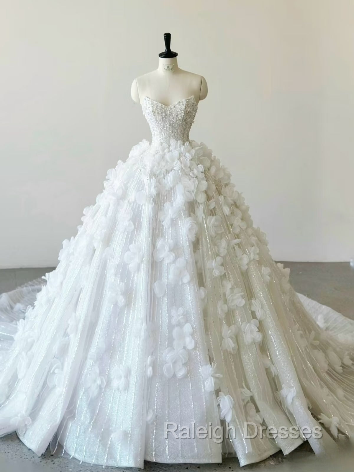 Timeless Ball Gown Sweetheart Sequin Floral White Wedding Dresses Brides Dress