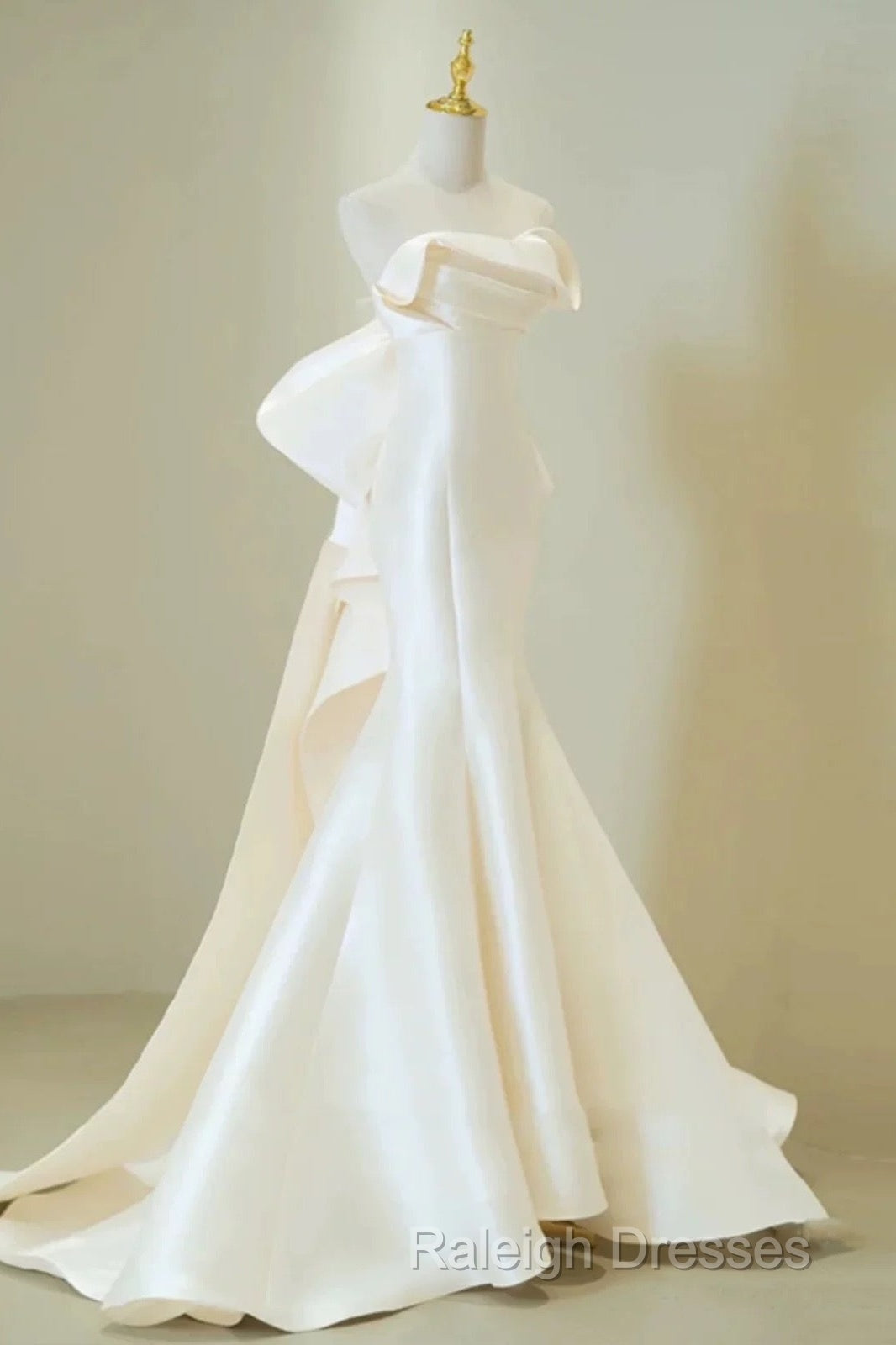 Timeless Mermaid Sweetheart White Satin Wedding Dress Secondary image