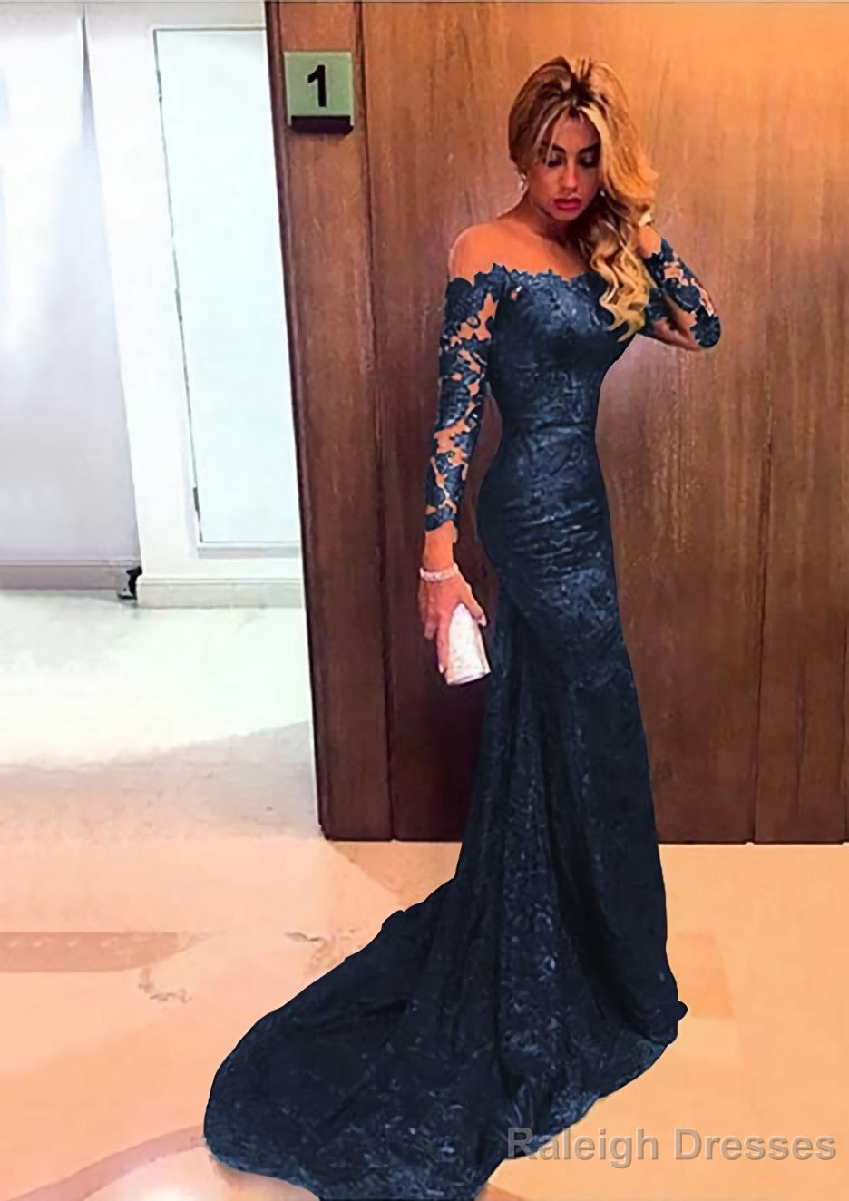 Trumpet/Mermaid Full/Long Sleeve Bateau Chapel Train Lace Prom Dresses With Appliqued Secondary image