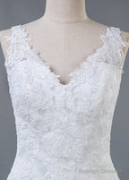 Trumpet/Mermaid Lace V-Neck Sweep Train Wedding Dresses