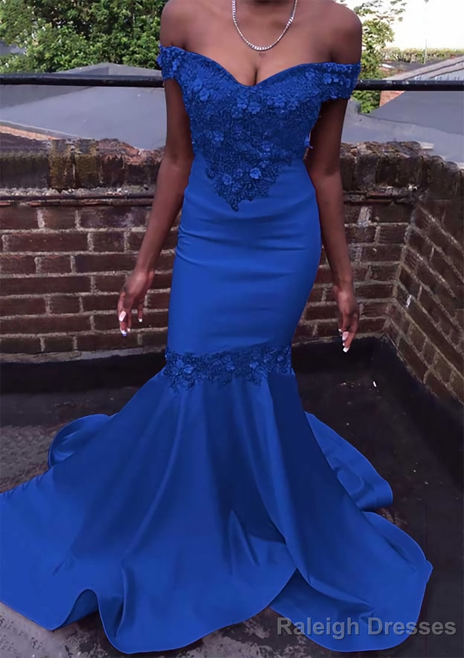Trumpet/Mermaid Off-the-Shoulder Court Train Satin Prom Dresses With Beading Flowers