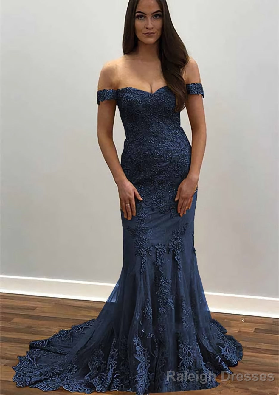 Trumpet/Mermaid Off-the-Shoulder Court Train Tulle Prom Dress With Lace Appliqued Secondary image