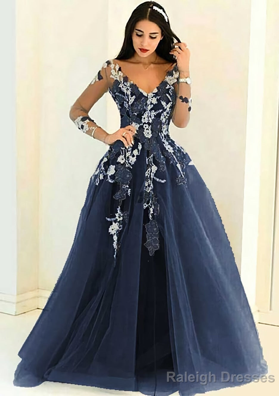 Tulle Long/Floor-Length A-Line/Princess Full/Long Sleeve V-Neck Zipper Evening Dresses With Appliqued