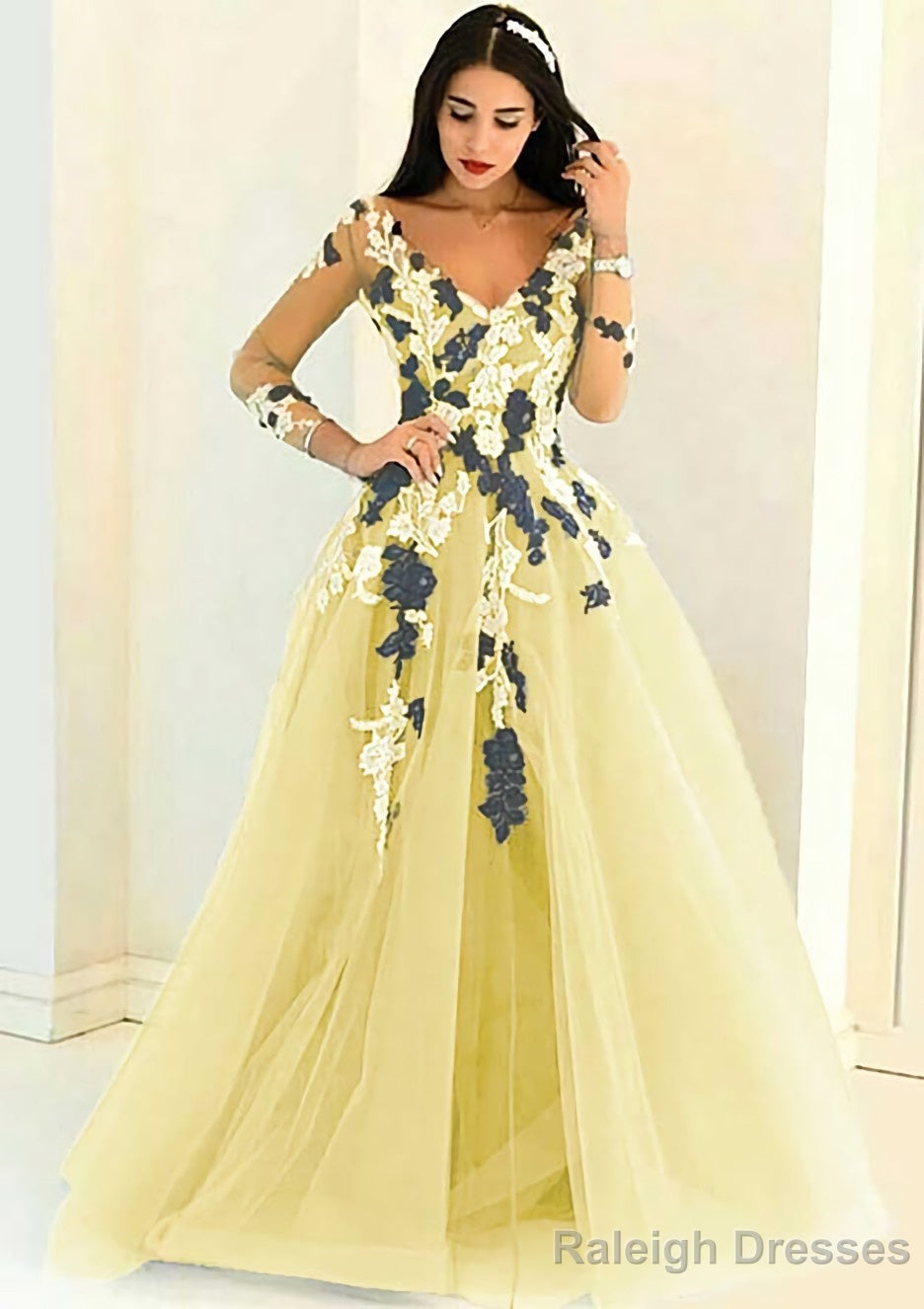 Tulle Long/Floor-Length A-Line/Princess Full/Long Sleeve V-Neck Zipper Evening Dresses With Appliqued