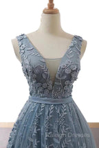 V-Neck Appliques Lace Wedding Dresses With Chapel Train