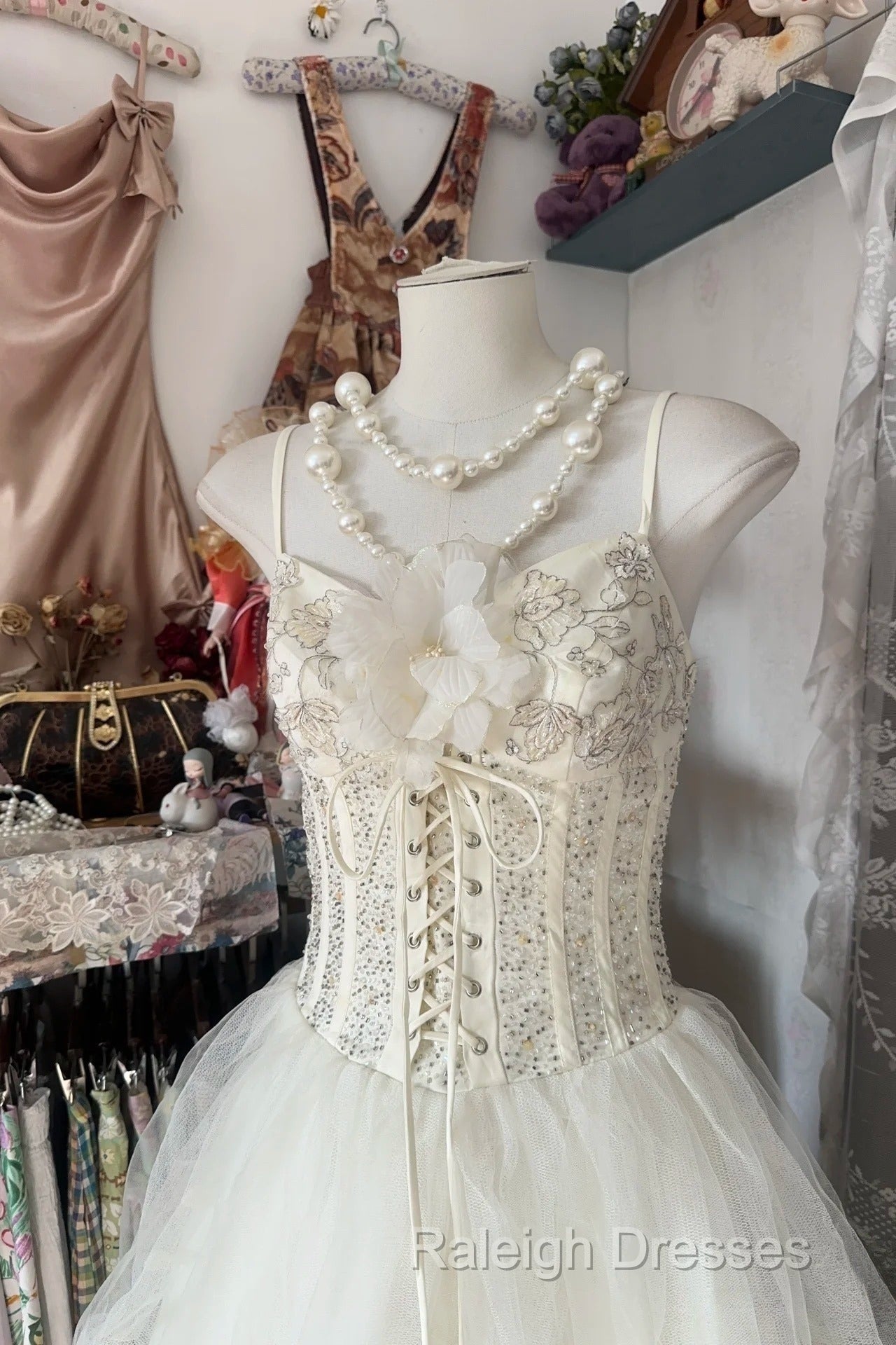 Vintage Ball Gown Spaghetti Straps Sleeveless Long White Evening Dress Prom Dresses