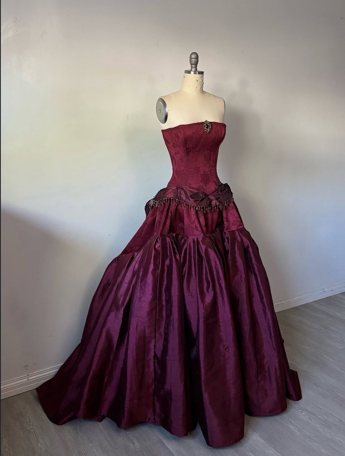 Vintage Ball Gowns Strapless Burgundy Sleeveless Satin 90S Classy Prom Dress Inspiration Prom Dresses Princess Graduation Dresses