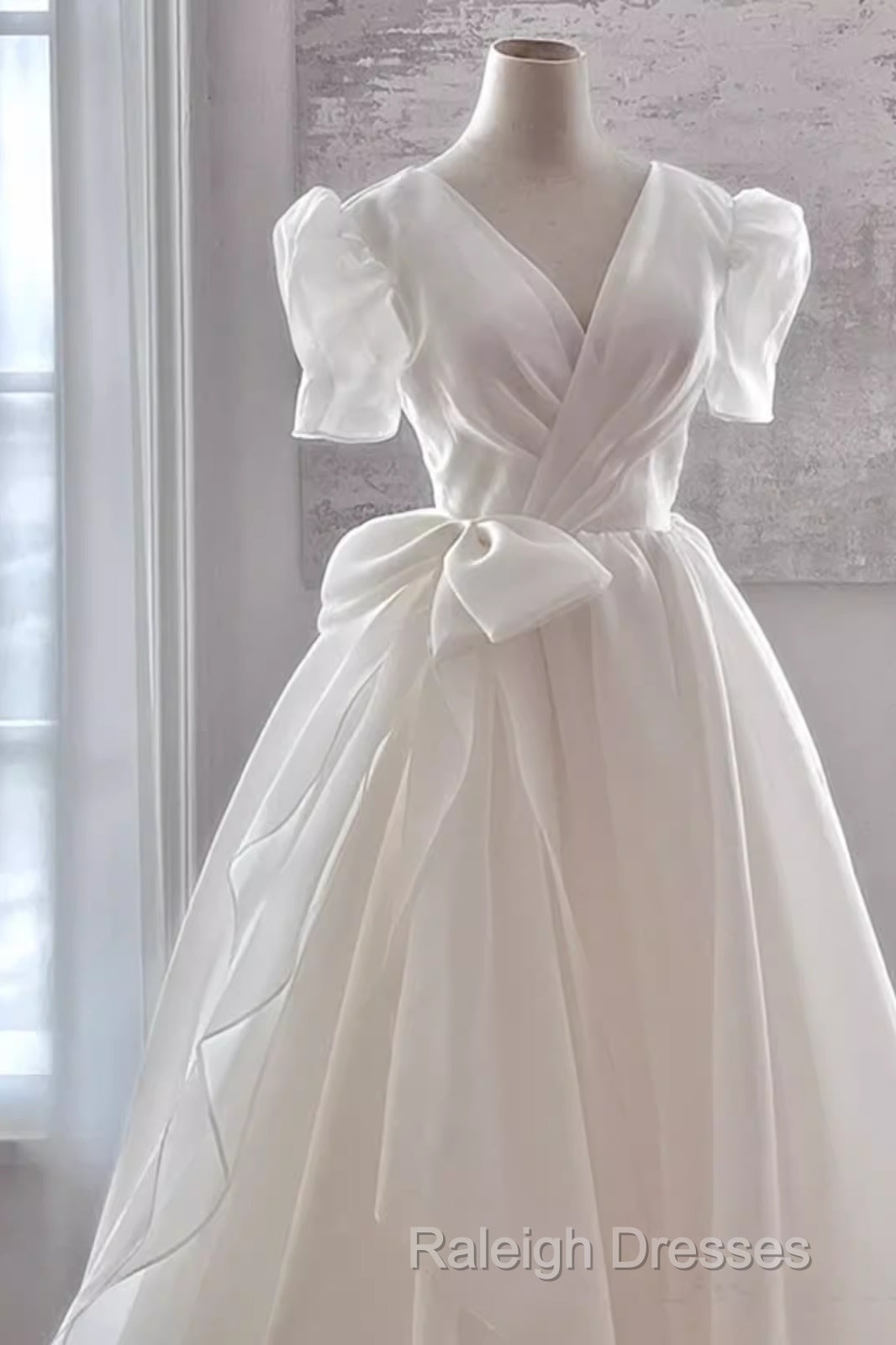 Vintage Ball Gown V Neckline Chiffon White Long Wedding Dresses Brides Dress