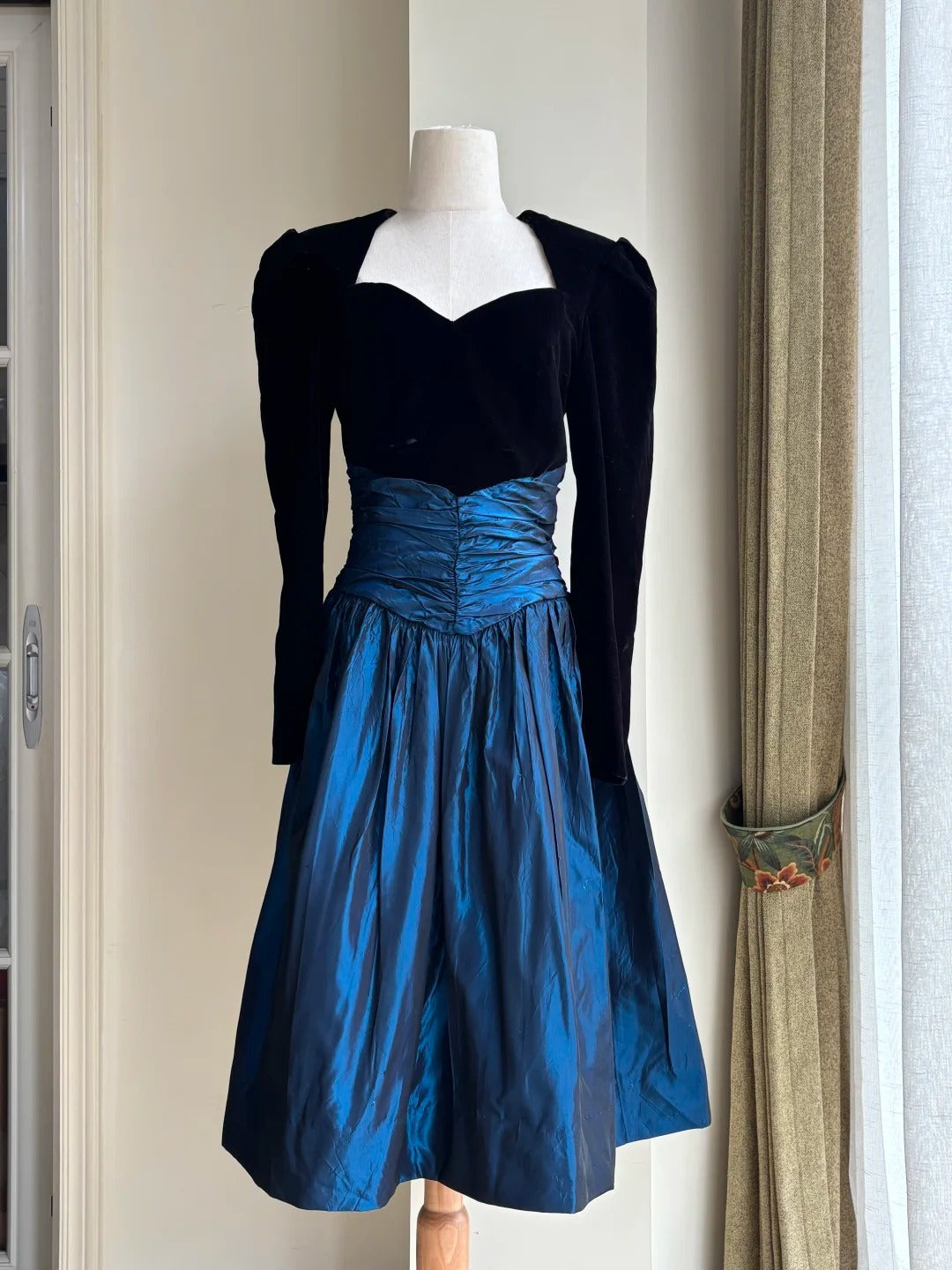 Vintage Black And Blue A-Line Long-Sleeved Velvet And Satin Formal Prom Dress
