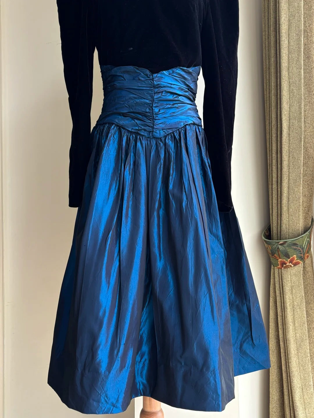 Vintage Black And Blue A-Line Long-Sleeved Velvet And Satin Formal Prom Dress