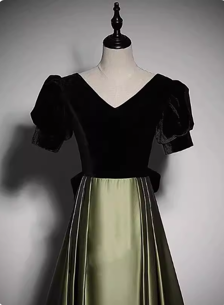 Vintage Black & Green Color Block A-Line V-Neck Velvet Satin Long Formal Prom Dress Secondary image