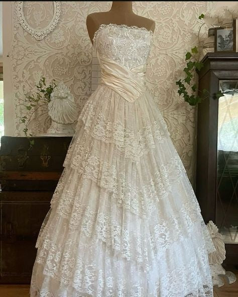 Vintage Bridal Gowns Ball Gowns Strapless Ivory Lace Wedding Dress Minimalist Bridal Gown Main image