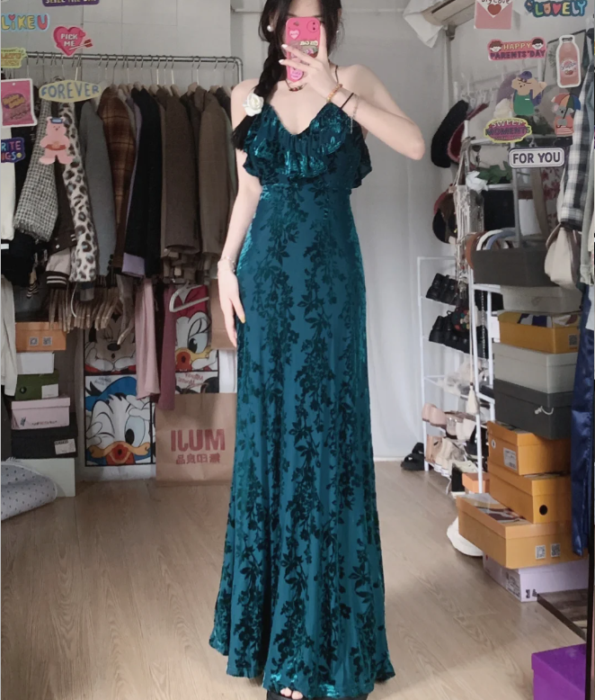 Vintage Court Dark Green V-Neck Ruffled Long Formal Prom Dress Secondary image