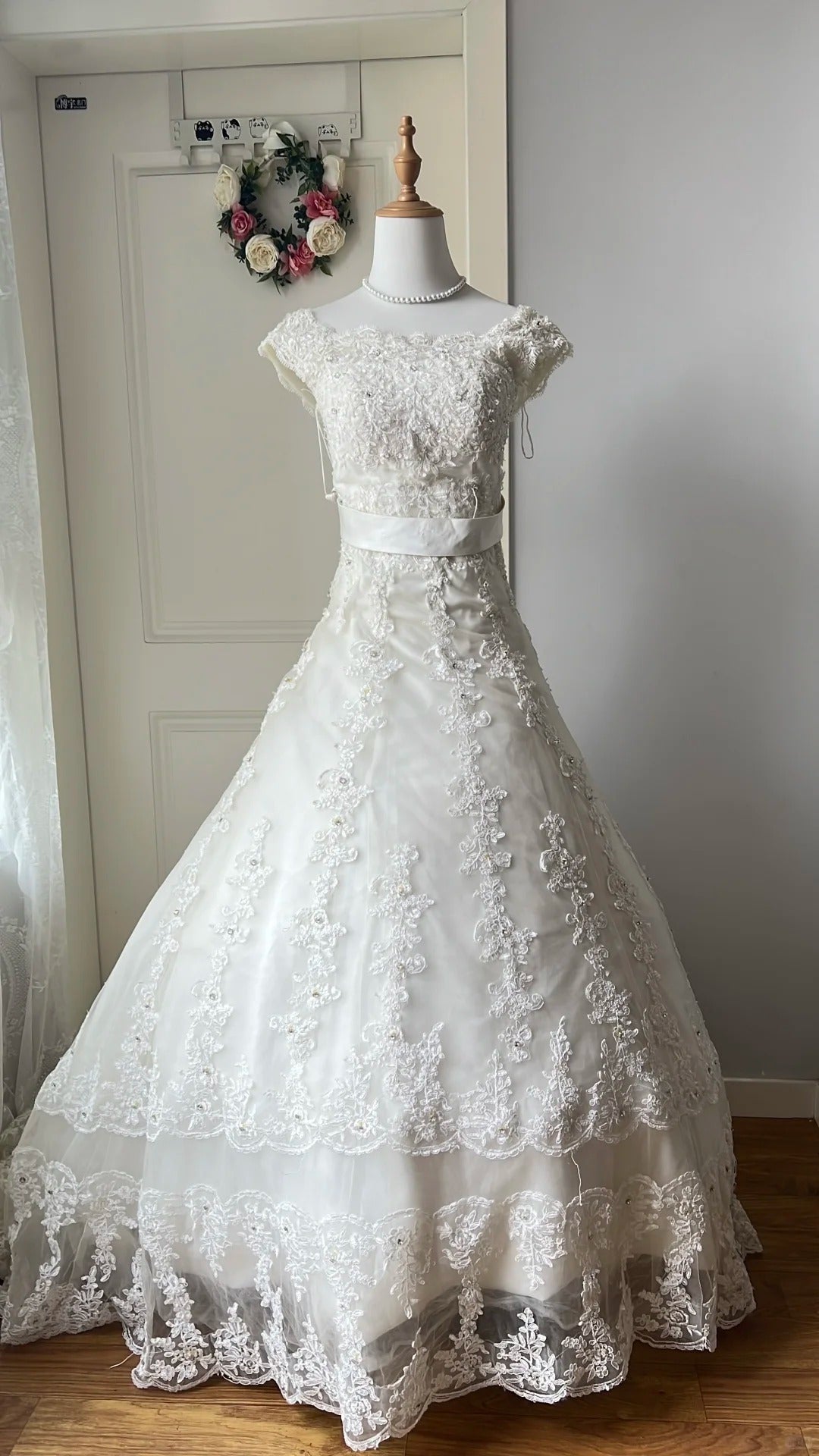 Vintage Court White Round Neck Lace Embroidered Train Ball Gown Wedding Dress