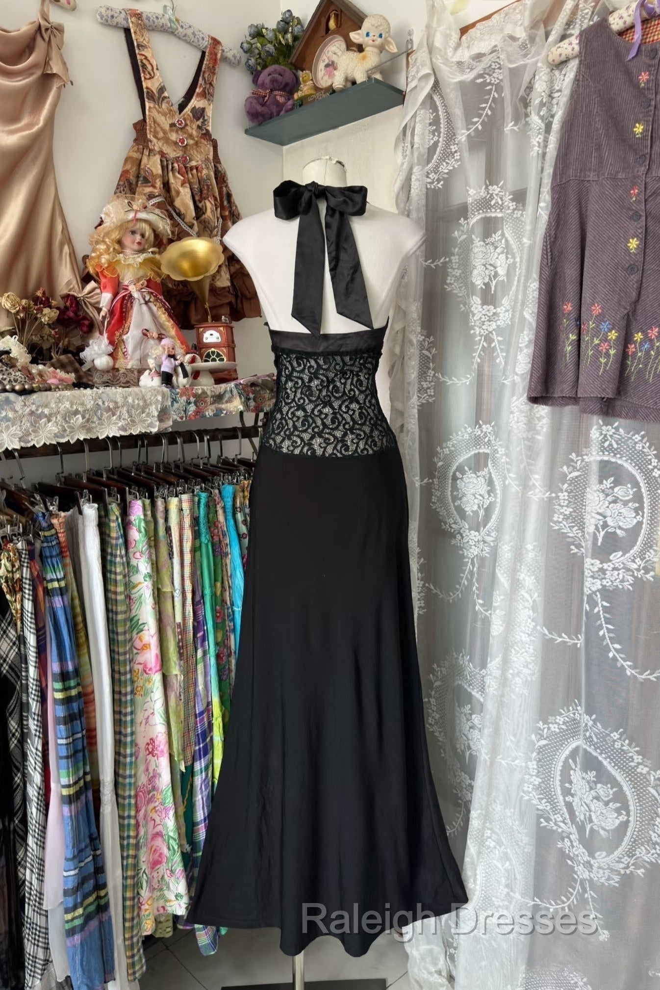 Vintage Fashion Mermaid Halter Black Floor Length Prom Dresses Secondary image