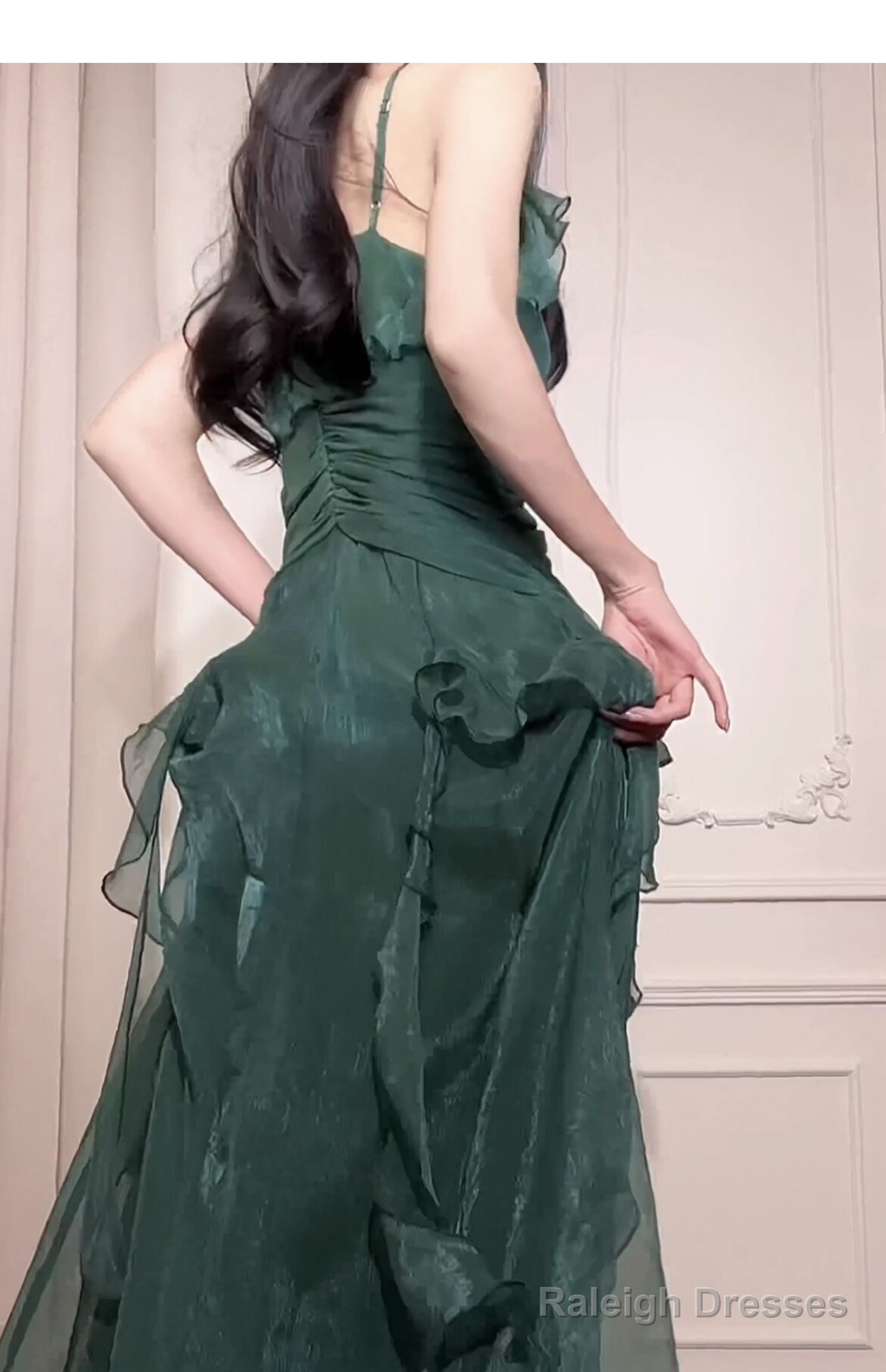 Vintage Green A-Line Spaghetti Strap Chiffon Long Prom Dress V-Neck Layered Evening Gown