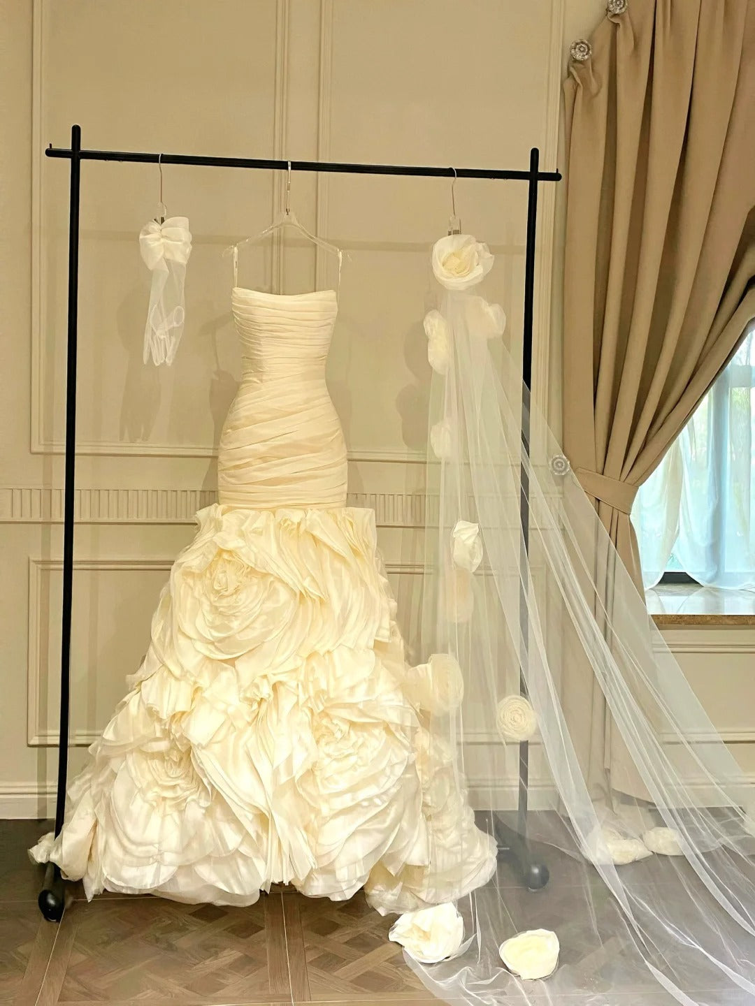 Vintage Ivory Mermaid Strapless 3D Flower Pleated Satin Wedding Dress Main image