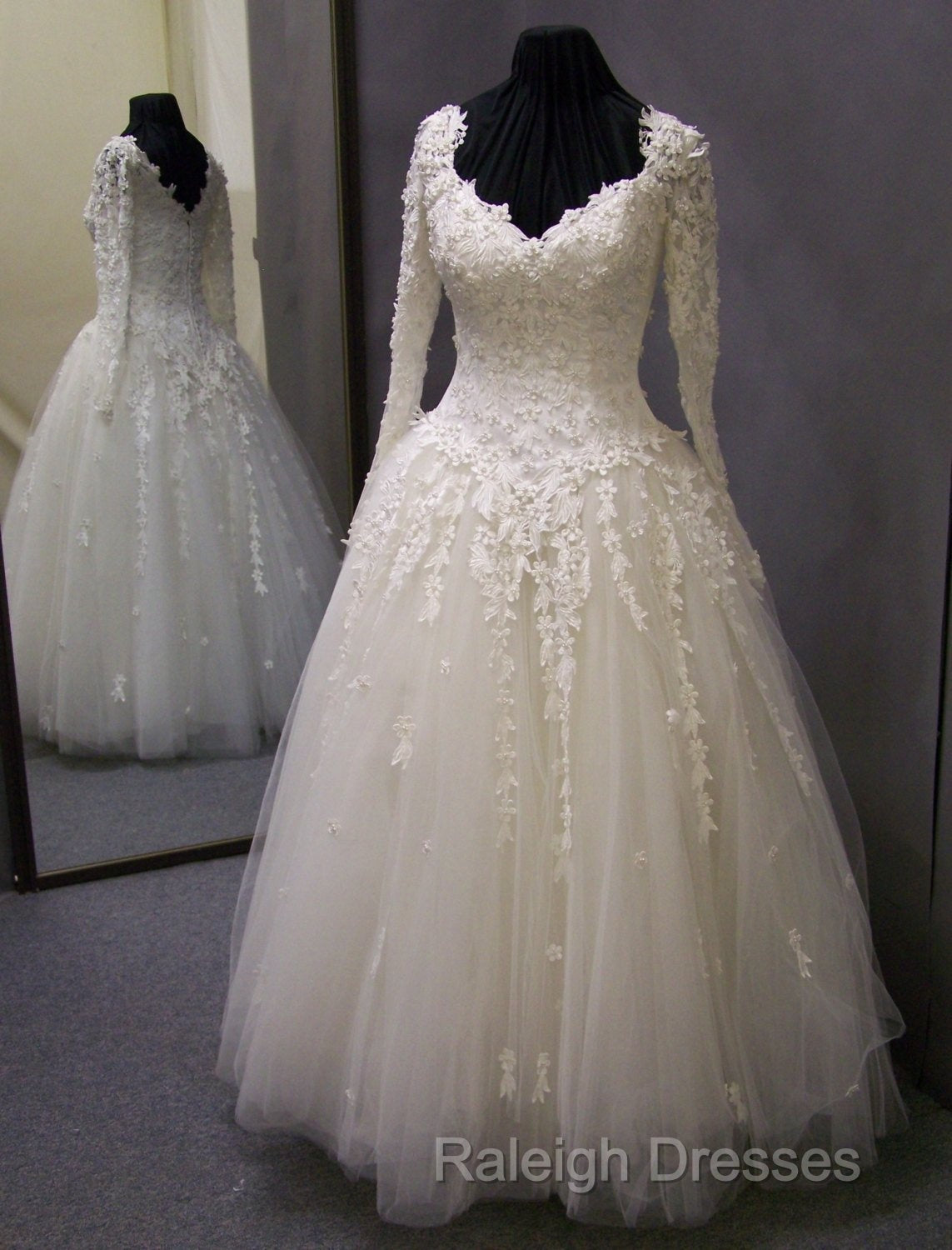 Vintage Long Sleeves Wedding Dresses Princess Secondary image