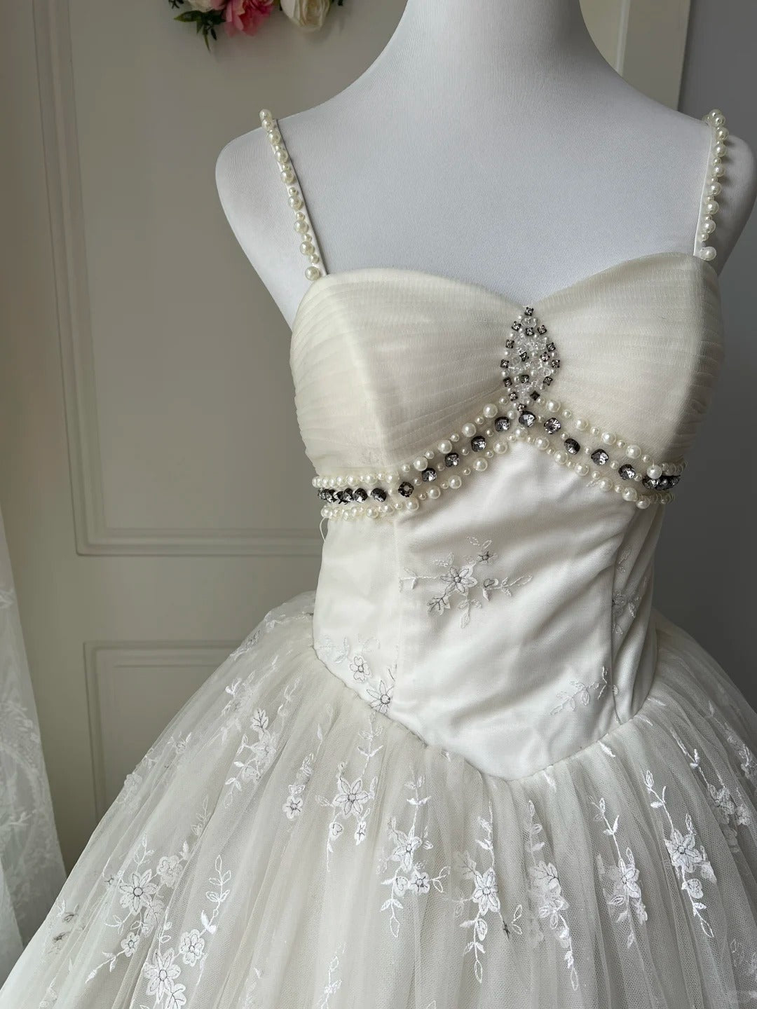 Vintage White Halter-Neck Pearl Lace Tulle Ball Gown Prom Dress
