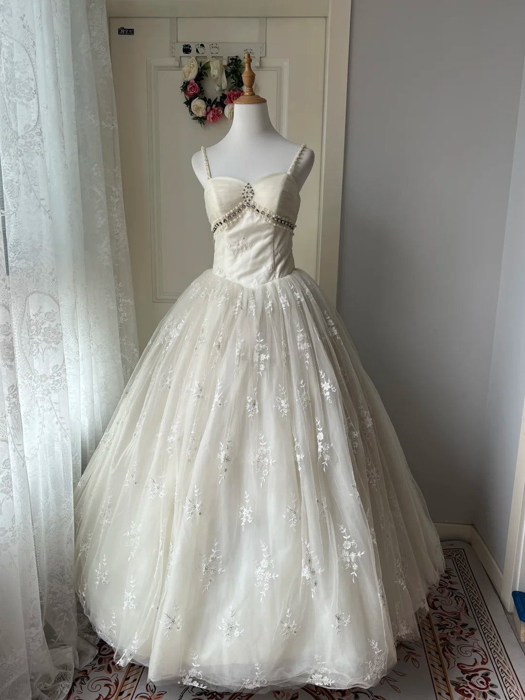 Vintage White Halter-Neck Pearl Lace Tulle Ball Gown Prom Dress Main image