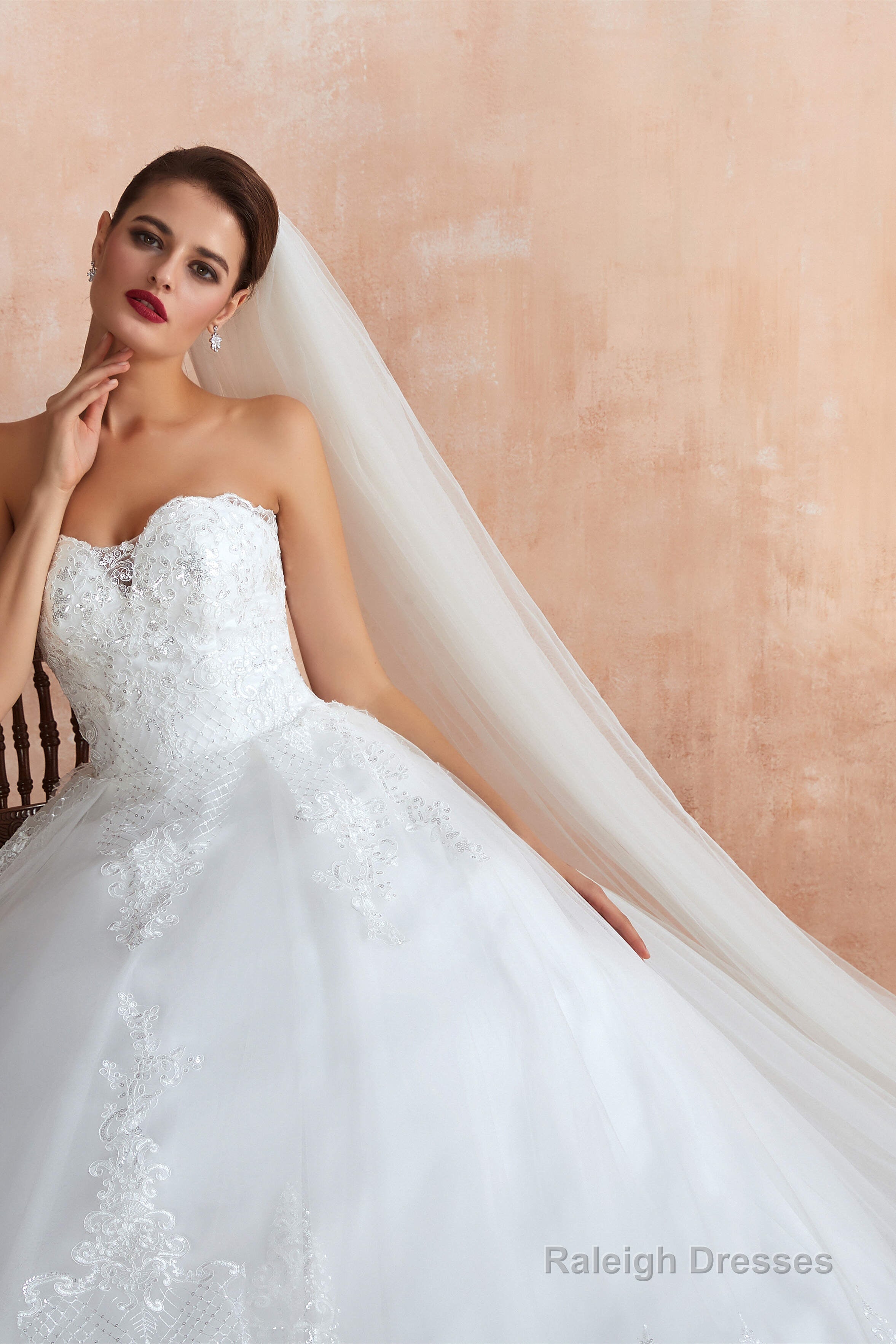 White Ball Gown Tulle Lace Appliques Sweetheart Sequins Wedding Dresses