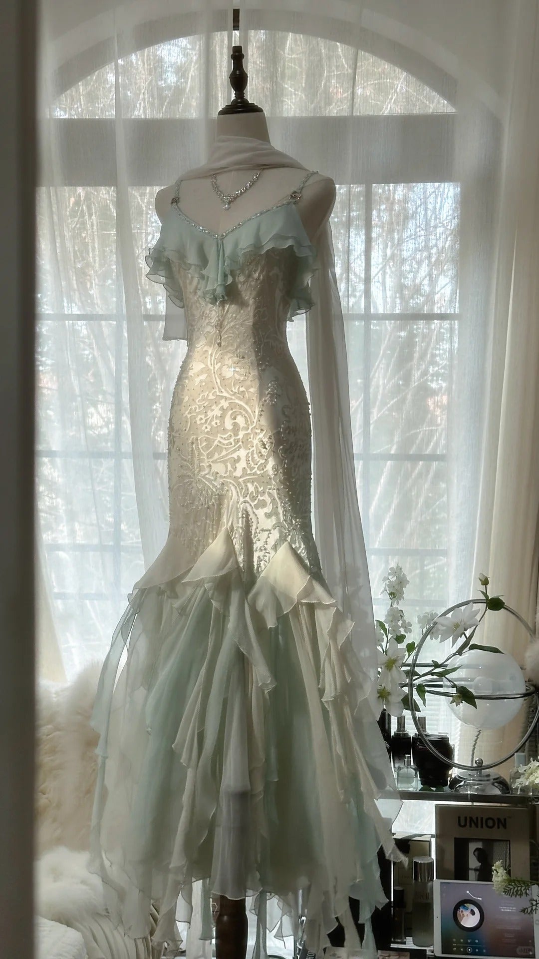 White Mint Green Romantic Fashion Elegant Delicate Beaded Lace Spaghetti Straps Long Tulle Chiffon Ruffle Ball Gown Evening Gown Party Dress