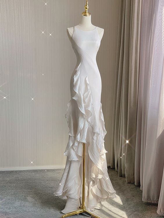 White Sheath Halter Backless Wedding Dresses