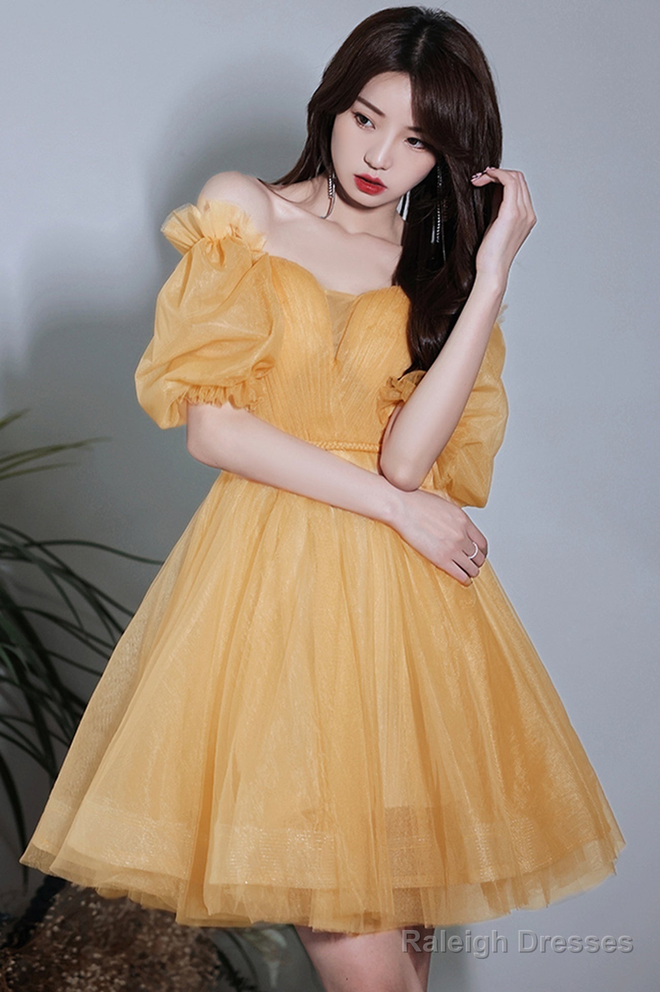 Yellow Short Tulle Prom Dresses A-Line Off The Shoulder Homecoming Dresses Secondary image