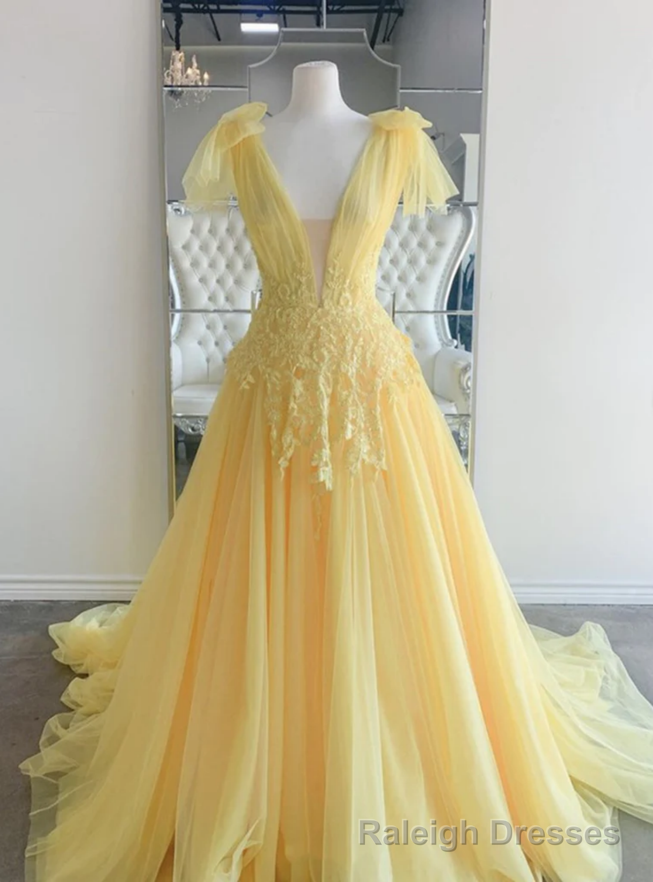 Yellow Tulle V-neck Backless Appliques Prom Dress Main image