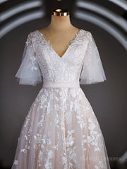 A-Line / Princess V-Neck Court Train Robes de mariée en tulle avec appliques dentelle