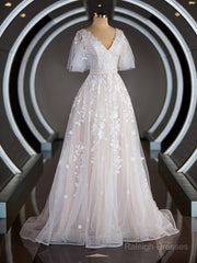 A-Line / Princess V-Neck Court Train Robes de mariée en tulle avec appliques dentelle