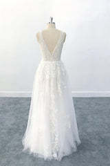 Elegant Long  A-line V-neck Appliques Tulle Backless Wedding Dress