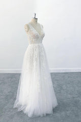 Elegant Long  A-line V-neck Appliques Tulle Backless Wedding Dress