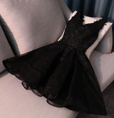 Ruby Outfit Black Mini senza maniche da donna a V-Neck Tulle Fashion Applique Abiti di ritorno a casa in rilievo
