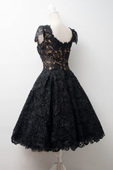 Short Timeless Scoop Knee-Length Cap Sleeves Black Lace Homecoming Dresses