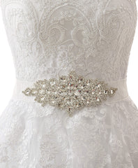 Lacet ennelle blanche avec des robes de mariée à la ceinture